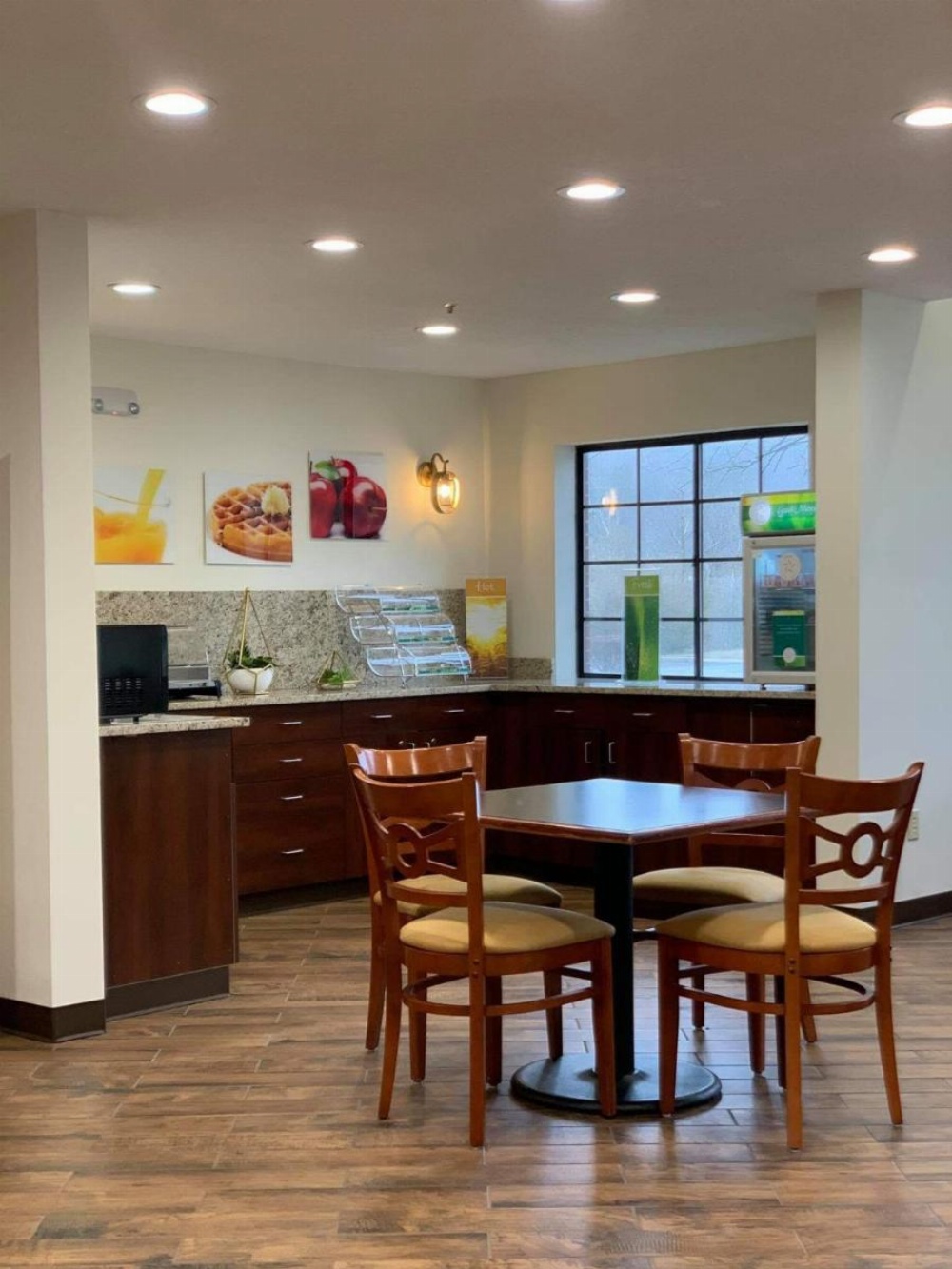 Quality Inn & Suites Image 6